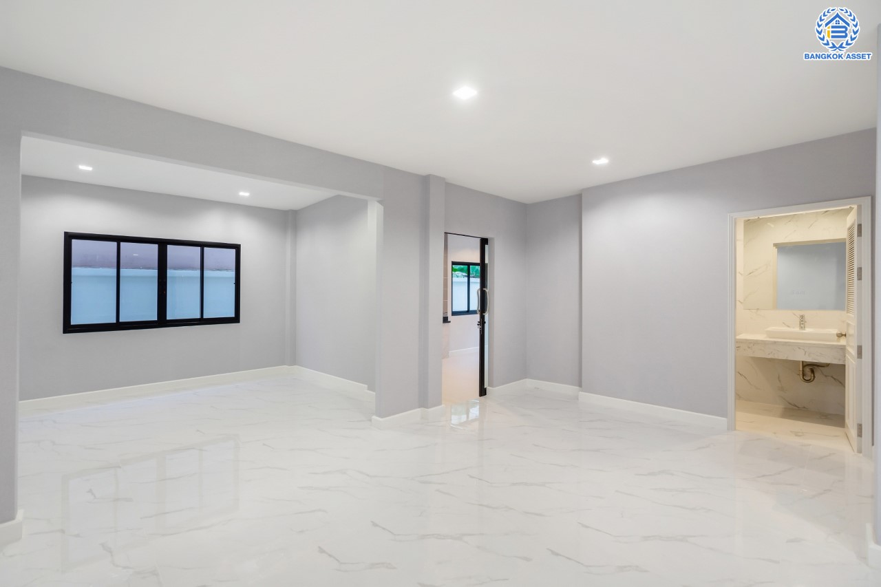 คฤหาสน์ตกแต่งใหม่ คุณภาพ LH ม.ชลลดา บางบัวทอง แปลงมุม เนื้อที่ 121 ตร.ว. ตกแต่งหรูหรา ตอบโจทย์ครอบครัวใหญ่ ด้วยฟังก์ชัน 4 ห้องนอน 6 ห้องน้ำ 1 ห้องอเนกประสงค์ 1 ห้องแม่บ้าน จอดรถได้ถึง 4 คัน มีสนามหญ้าด้านข้างกว้างขวาง พร้อม Facilities ครบ! บนทำเลคุณภาพ เชื่อมต่อได้หลายเส้นทาง ใกล้เซ็นทรัลเวสต์เกต และรถไฟฟ้า "สถานีบางพลู"